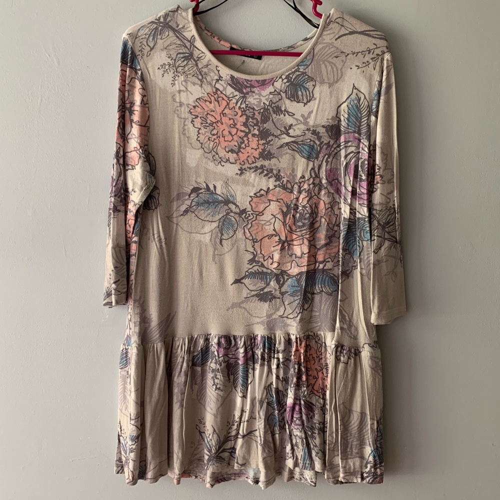 EUC Annabelle Gray Floral Peplum Cut Tunic